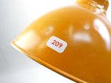 une lampe jaune sur laquelle est collé un autocollant
