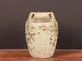 un vase posé sur une table en bois