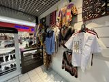 de nombreux types de vêtements exposés dans un magasin