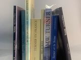 plusieurs livres sont empilés sur une table