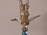 une statue représentant un homme debout au sommet d'un tas d'oiseaux