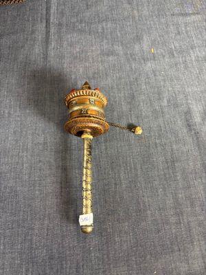 un petit objet métallique posé sur un tissu bleu