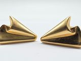 une paire de boucles d'oreilles plaquées or sur fond blanc