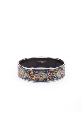 gros plan d'un bracelet sur fond blanc