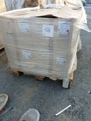 une palette remplie de cartons de bois posée par terre