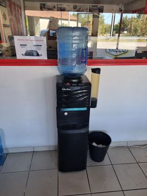 un distributeur d'eau dans un coin d'un magasin