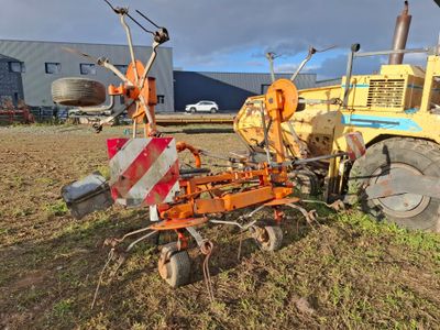 un tracteur qui est garé dans l'herbe