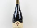 la bouteille de vin est posée sur une surface blanche