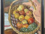 une peinture à l'huile représentant un panier de pommes et de raisins posé sur une table