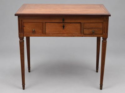 une petite table en bois avec deux tiroirs et un tiroir en dessous