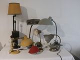 une table sur laquelle se trouvent une lampe, un abat-jour, une lampe et d'autres objets