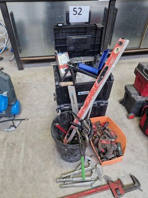 un tas d'outils posés par terre dans un garage
