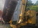 une photo d'un tracteur avec un godet à l'arrière