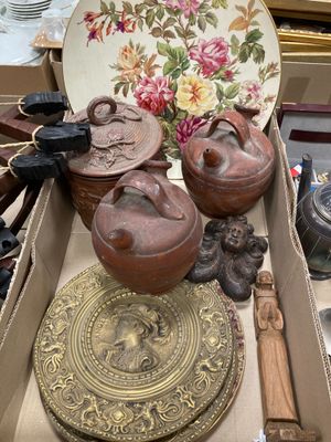 une boîte remplie d'objets anciens posée sur une table