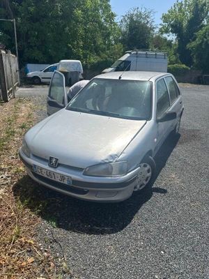 une voiture argentée garée sur le bord de la route