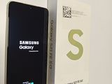 une boîte de Samsung Galaxy S7 Plus à côté d'une boîte de Samsung S9 Plus