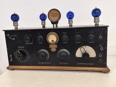 une radio à l'ancienne posée sur une table