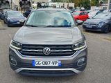 vue de face d'un SUV Volkswagen argenté garé sur un parking
