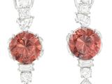 une photo d'une paire de boucles d'oreilles en diamant rouges et blanches