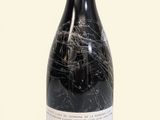 une bouteille de vin posée sur une table