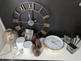 une horloge accrochée au mur à côté de quelques tasses