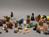 beaucoup de petites figurines qui se trouvent sur la table