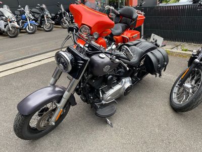 deux motos garées l'une à côté de l'autre sur un parking