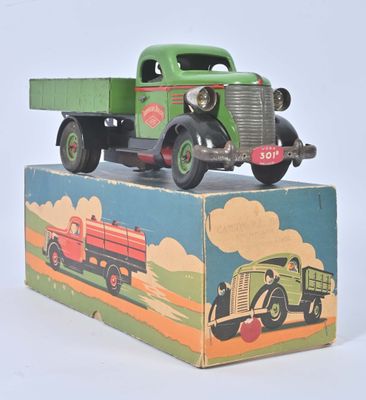 un camion jouet posé sur une boîte