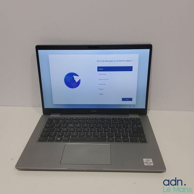 un ordinateur portable posé sur une table