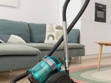 un aspirateur posé par terre dans le salon