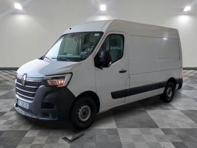 la photo d'une camionnette blanche garée dans un garage