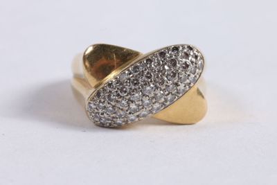 une image d'une bague en diamant sur une surface blanche