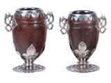 deux vases placés l'un à côté de l'autre