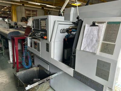 une machine qui se trouve dans un atelier