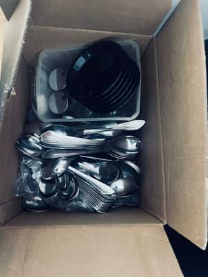une boîte en carton contenant tout un tas de couverts