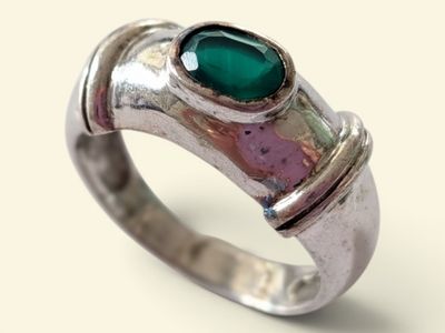 bague en argent ornée d'une pierre verte et de pierres roses