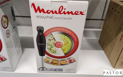 Deux boîtes de nourriture sont posées sur une étagère à côté d'un mixeur