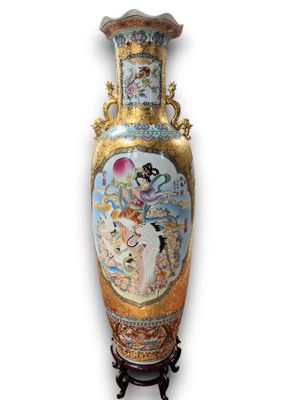 un vase posé sur un support sur une surface blanche
