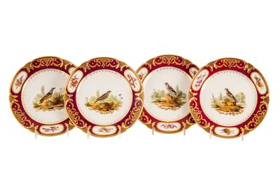 un service de quatre assiettes ornées d'oiseaux et de fleurs