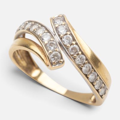 gros plan d'une bague en or et diamants sur fond blanc