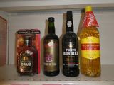 des bouteilles d'alcool sont posées sur une étagère dans un réfrigérateur
