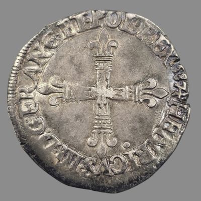 une vieille pièce d'argent ornée d'une croix