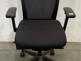 une image représentant une chaise de bureau noire avec une assise noire