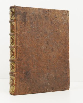 un vieux livre posé sur une surface blanche