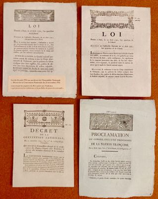 quatre feuilles de papier posées sur une table en bois