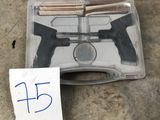 deux armes à feu dans un étui en plastique auquel est attachée une note