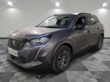 le SUV gris est garé sur le sol en damier d'un garage