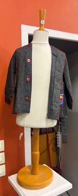 un mannequin sur un pied, vêtu d'une veste