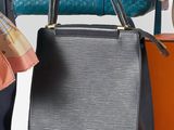 trois bagages posés les uns à côté des autres sur une surface blanche