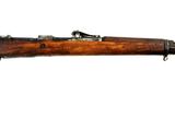 un vieux fusil avec un canon en bois sur fond blanc